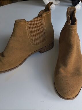 Toms Women's Suede Ankle Chelsea Boots in Camel Brown